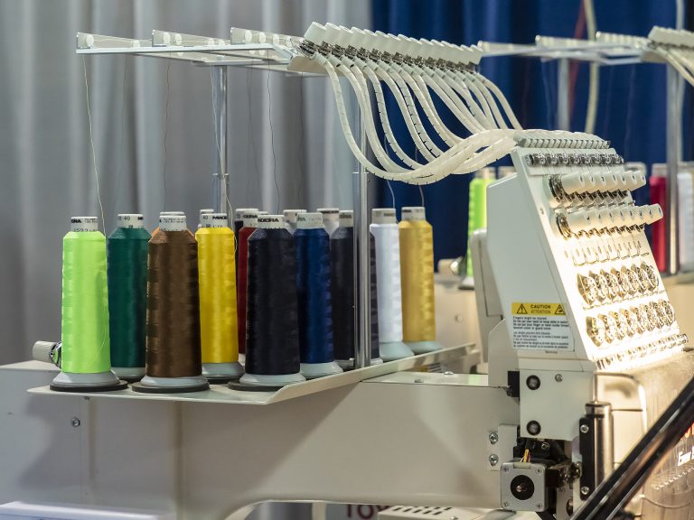 Multi-head embroidery machine with coloured thread spools
